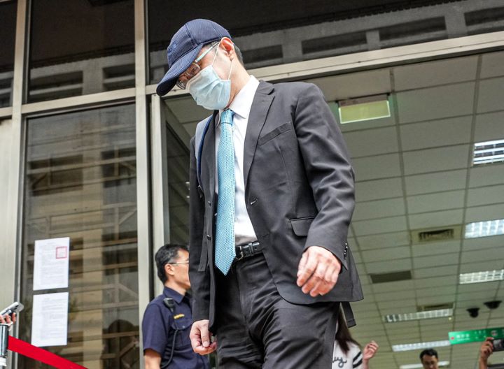 前台北市長柯文哲涉京華城、政治獻金等案,二審高院8日首度開庭,會計師端木正(中)庭訊結束後,戴著帽子與口罩步出法院。圖/中央社