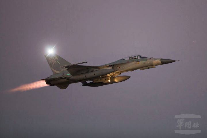 無人機闖入清泉崗空域,8架正在執行夜航訓練的IDF戰機受到影響,緊急轉降新竹空軍基地。圖/取自軍聞社