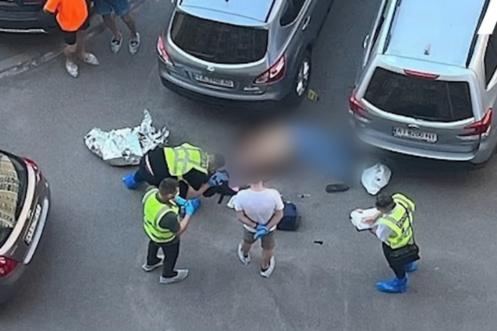 烏克蘭安全局一名資深安全官員10日上午在基輔住宅區遭槍殺，當局事後在現場展開調查。圖/翻攝自APT YouTube頻道