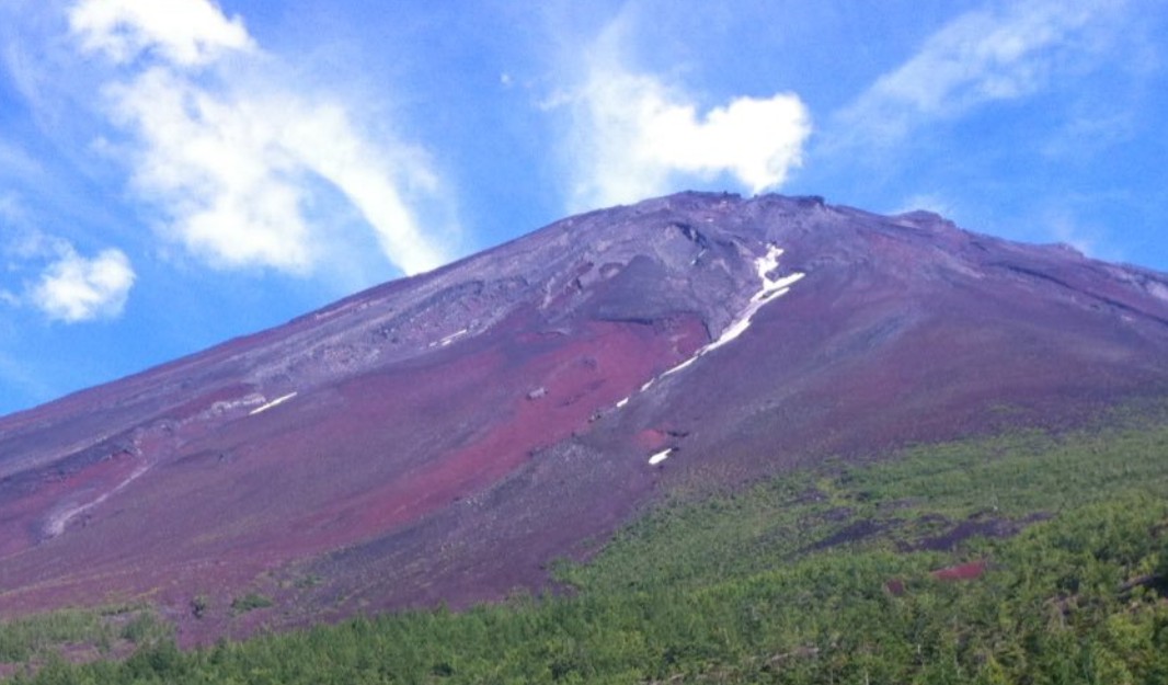 日本富士山驚傳登山意外，1名現年49歲黃姓卡車司機攀爬時，突然失去意識，急救後仍不幸死亡。圖/取自@fujisanclimb X