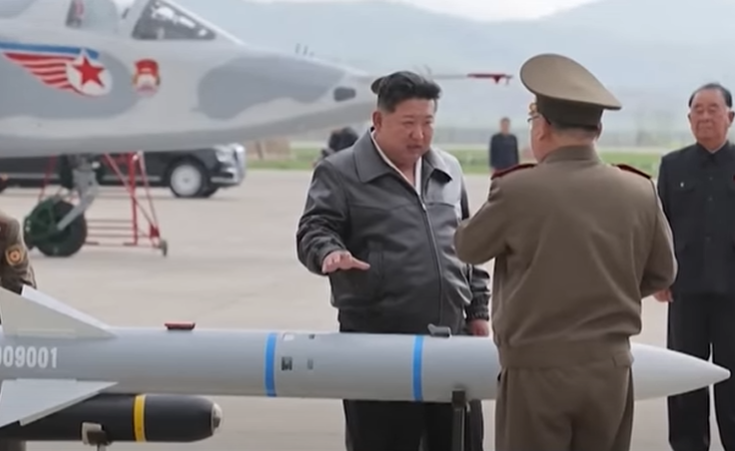 金正恩（左一）視察空軍，要求加強戰備能力。圖/翻攝自WION Youtube 頻道