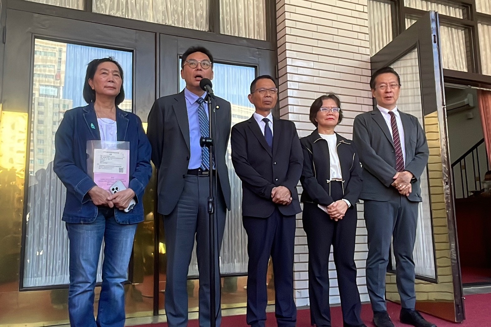 【有片】扯白委蔡春綢主動參加徐佳青慶生會遭打臉　民眾黨團：僑委會應道歉
