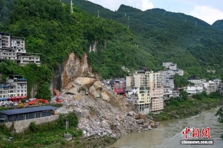 重慶市彭水,崩塌總量約1.8萬立方公尺,其中最大危岩單體約3,000立方公尺、重量達萬噸等級圖/取自中新網