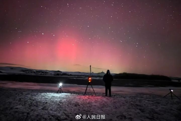 北京懷柔、密雲等北部山區也首次出現肉眼可見的淡粉與淺綠極光。圖/取自人民日報微博
