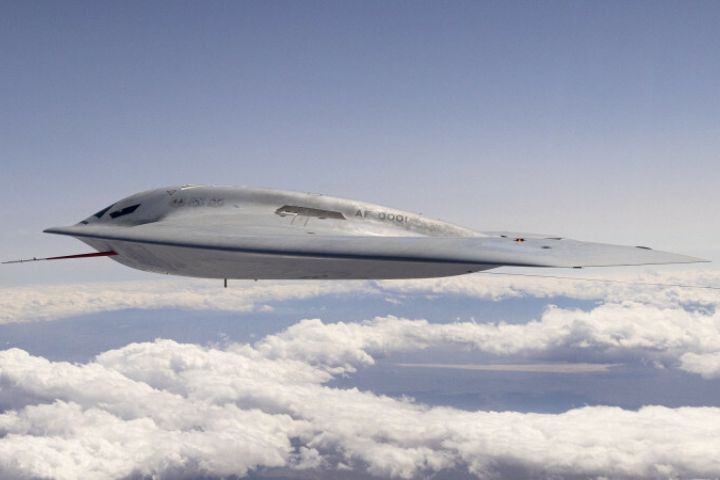   B-21「突襲者」（Raider）轟炸機在美國加州愛德華茲空軍基地（Edwards AFB）進行飛行訓練。圖/取自US Air Force