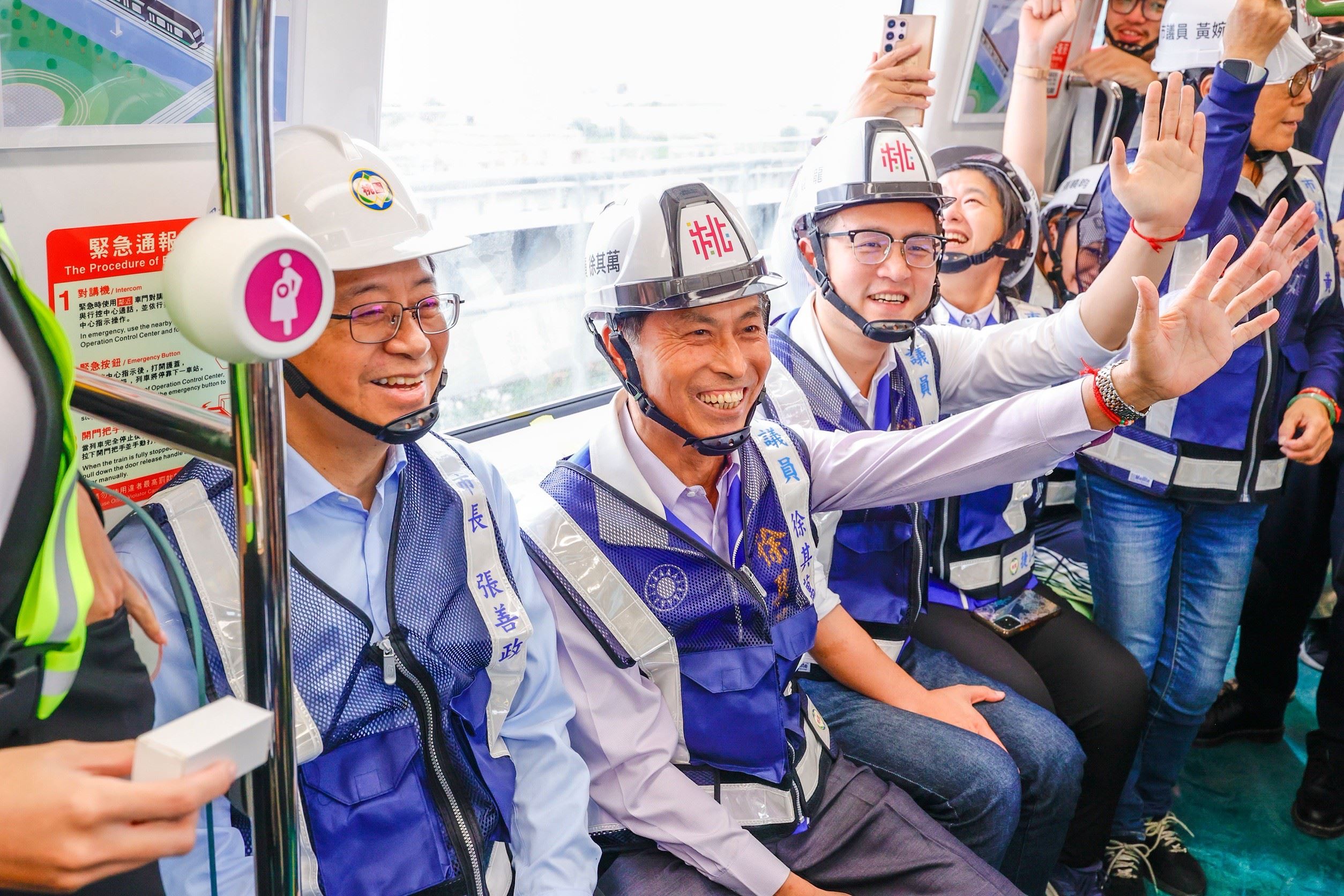 桃園捷運綠線已依序完成,圖為桃園市長張善政(左)與賓客乘坐測試。圖/取自桃園市政府