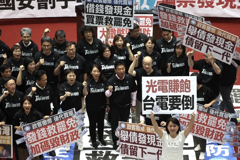 普發現金三讀通過 政院稱債留子孫 吳思瑤籲覆議、釋憲