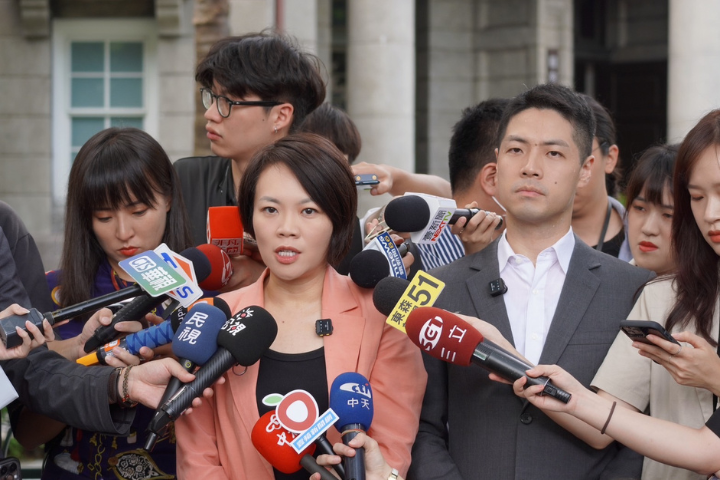 民進黨台北市議員簡舒培（中）地方辦公室主任因違停遭警開單，卻大量索資，引發基層警反彈。簡舒培回應，索資是出於市政監督需求，批國民黨政治抹黑。圖/取自簡舒培臉書