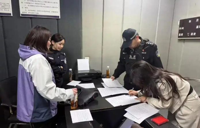 楊某（右）與債權人達成執行和解，當場支付54萬餘元並承諾剩餘金額分期履行。圖/取自中新網