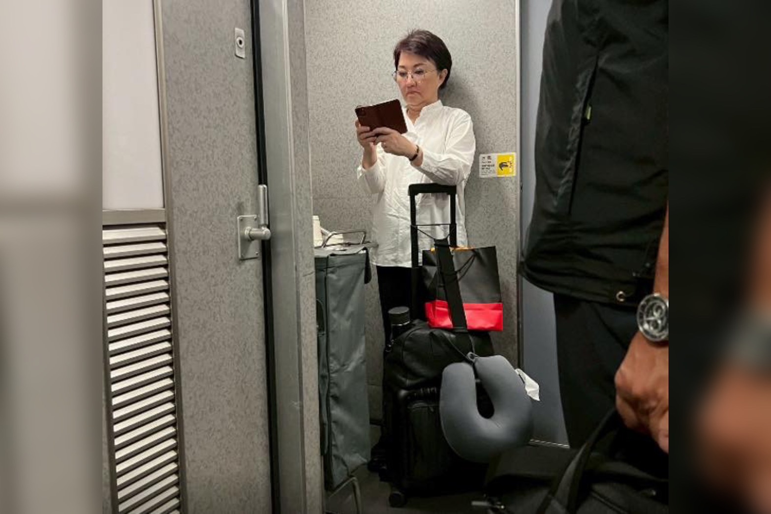 被直擊拉行李搭高鐵 靠枕、保溫杯隨行 網友直呼：媽媽味爆棚