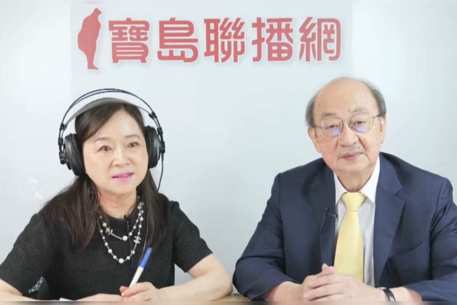 民進黨立院黨團總遮柯建銘（右）在接受資深媒體人周玉蔻（左）的專訪時表示，罷免後刑法100條伺候藍委。圖/取自寶島聯播網YT