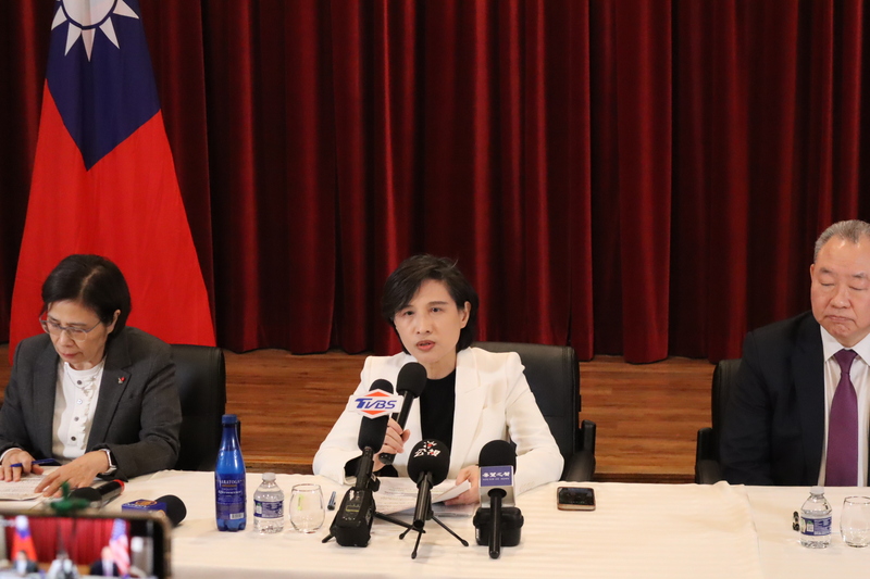  行政院副院長鄭麗君（中）、行政院經貿談判辦公室總談判代表楊珍妮（左）、駐美代表俞大㵢（右）15日於駐美代表處舉行台美關稅貿易談判新聞說明會。圖／中央社