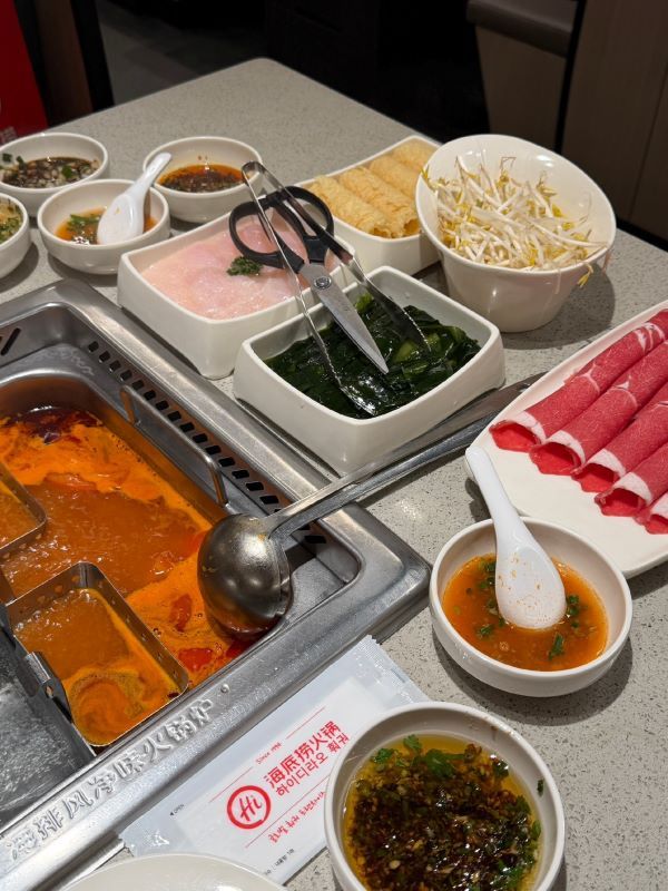 許多韓國消費者熱衷研究隱藏菜單、特色醬料搭配以及最划算的用餐方式,甚至將海底撈視為社群打卡與追星場所。圖/取自微博