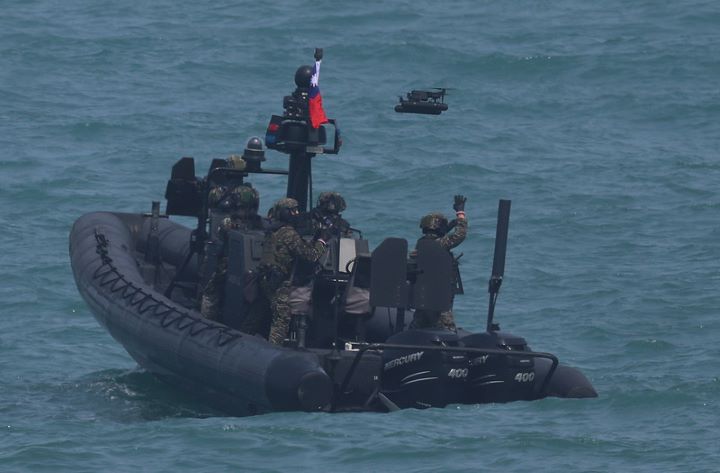 國軍年度漢光42號演，監偵無人機從M109特種作戰突擊艇升起執行任務。圖/中央社
