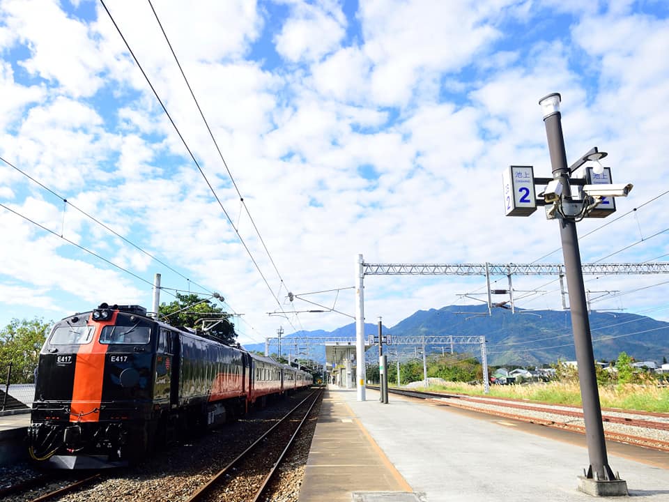 國民黨立委魯明哲（左）針對日前發生「鳴日號漏掛一節車廂」一事，質詢台鐵董事長杜微（右）。圖/取自國會頻道