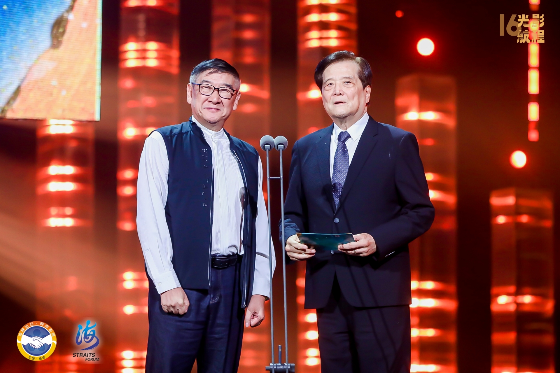 中華廣播電視節目製作商業同業公會創會理事長汪威江（右）擔任頒獎人。圖/海峽影視季主辦單位提供