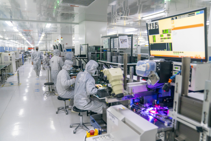 光電子器件製造業利潤年增53.8%。圖為位於湖北光谷的華工正源高速率光模組製造車間，員工在生產、檢測高速率光模組等關鍵產品。圖／取自湖北日報
