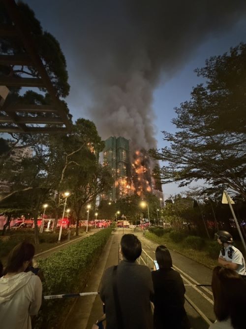 住在香港宏福苑的Dorz看著自己居住的大樓愈燒愈猛，祖母打拚一生買下的房子付諸流水。圖為Dorz拍攝到火勢情況。（受訪者提供）圖/中央社