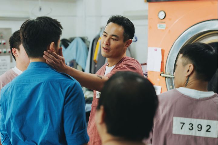 楊祐寧(右)伸手掐下巴還差點伸舌強吻陳澤耀(左)。圖/愛奇藝國際版、壹壹影業提供