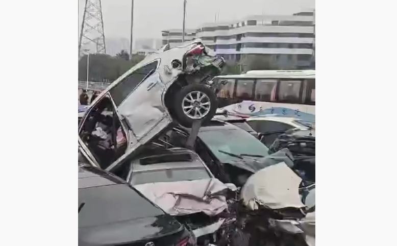 蘇州高速道路上百車輛連環追撞，至少釀成9傷。圖/翻攝自江蘇新聞微博