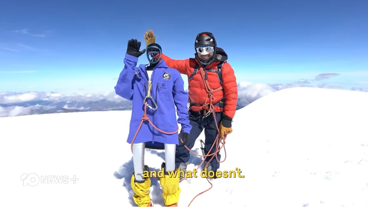 「邊巴」與隊友登上厄瓜多超過6000公尺的欽博拉索火山。圖／翻攝自 10 News YT頻道