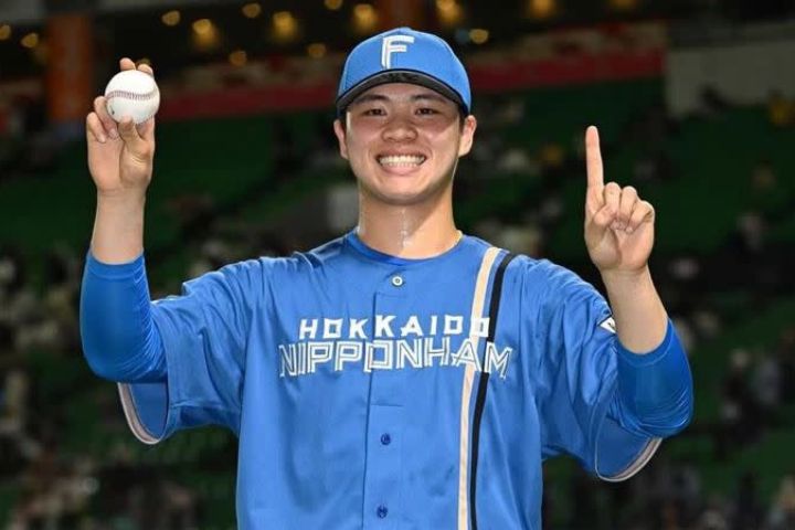  孫易磊拿下日職首次救援成功，開心秀出手中的勝利球。圖/取自日本火腿隊IG