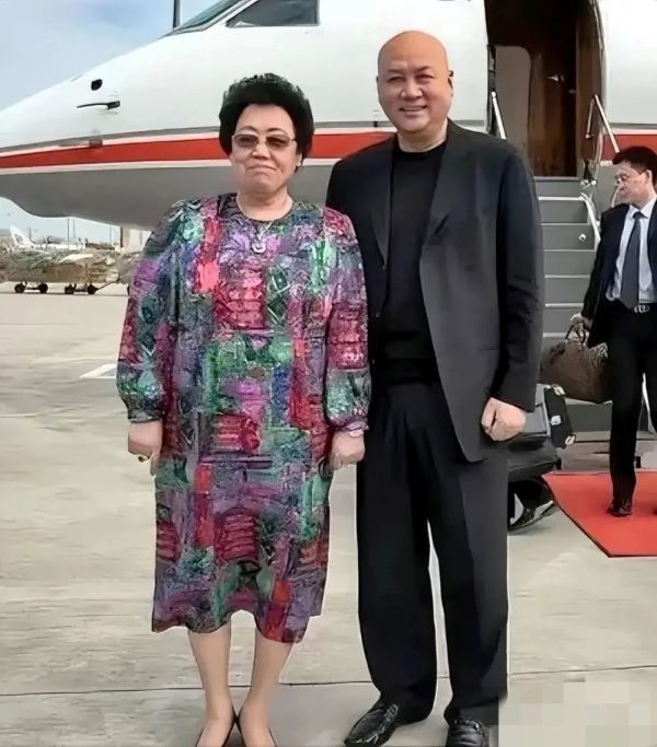 陳麗華（左）1990年與《西遊記》中「唐僧」扮演者遲重瑞（右）結婚，日常以「董事長」與「遲先生」互稱。圖/取自富華國際集團