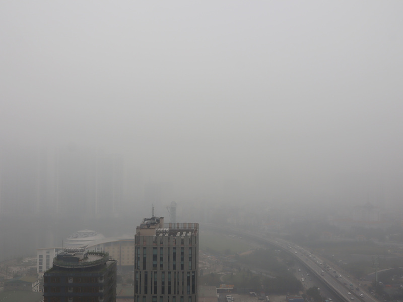 研究顯示氣候變化會加劇空氣汙染。圖為越南首都河內市3月的一波空污。取自中央社