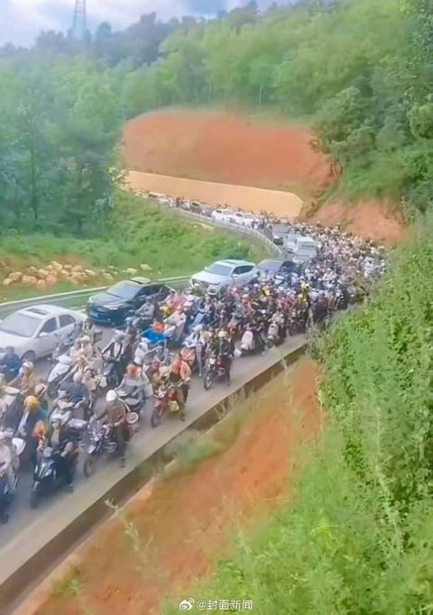 四川會東的「夜抓金蟬」不僅是當地民俗體驗，遊客慕名前來帶動觀光與經濟。圖/取自封面新聞微博