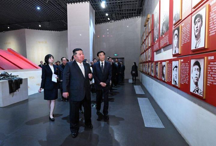 10月24日,中共中央政治局常委、大陸全國政協主席王滬寧(中排右)陪同北韓領導人金正恩(前)參觀抗美援朝紀念館。圖/取自新華社