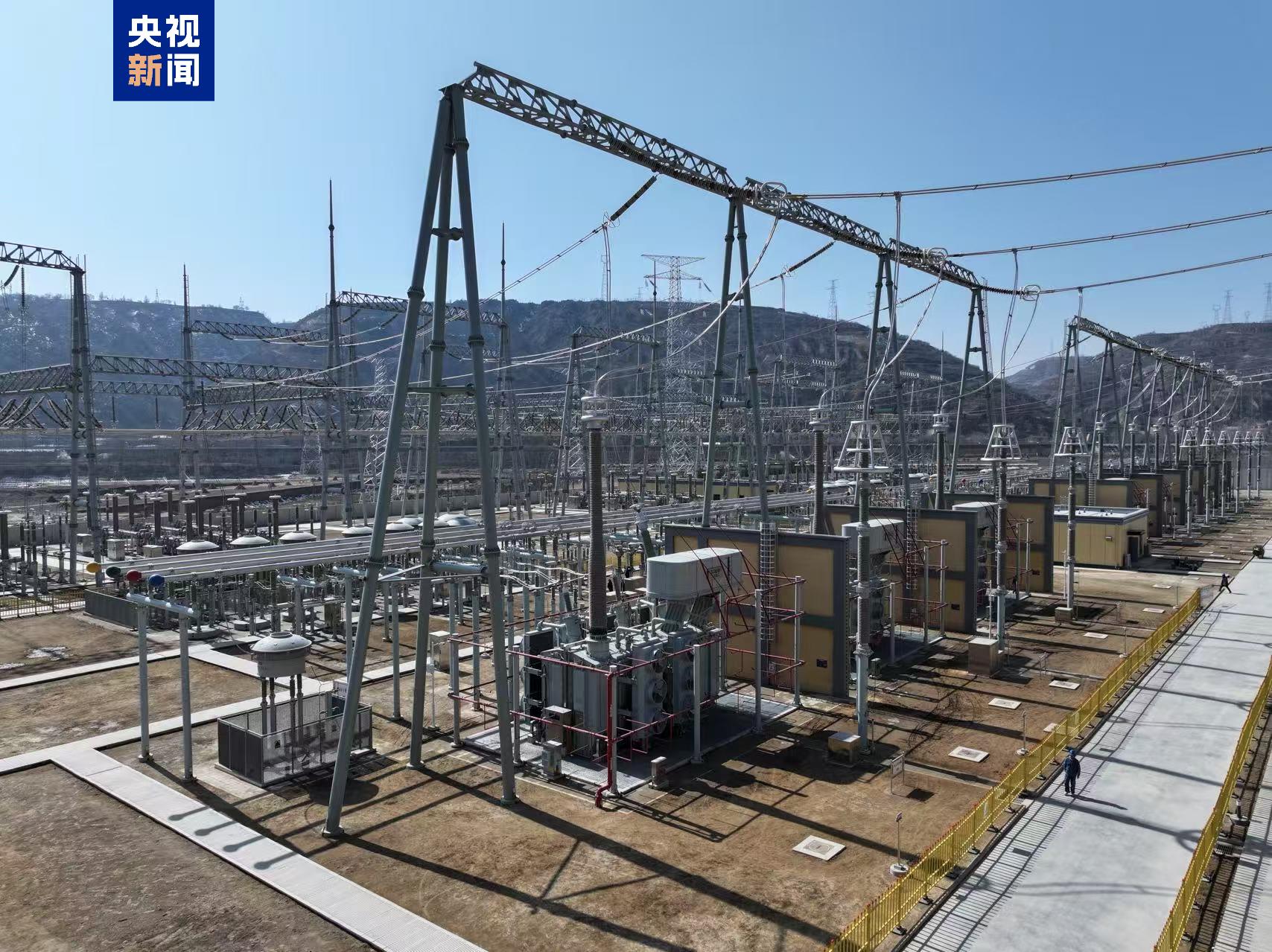 圖為甘肅慶陽北750千伏（750萬千瓦）輸變電工程今年3月正式建成投運。該工程能滿足甘肅隴東至山東±800千伏特高壓直流輸電工程配套電源及其他規劃電源彙集及送出。圖／取自央視新聞