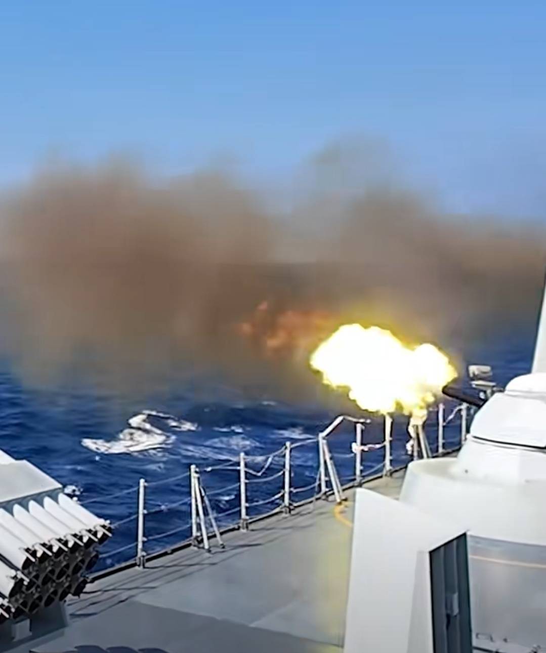 10月12日至17日，南部戰區四艘綜合登陸艦在南海聯合演習。圖/取自南部戰區