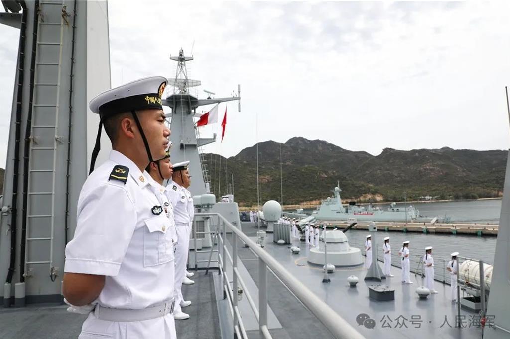 大陸海軍艦艇編隊「技術停靠」越南金蘭港，圖為編隊官兵分區列隊。圖/取自大陸人民海軍微信公眾號