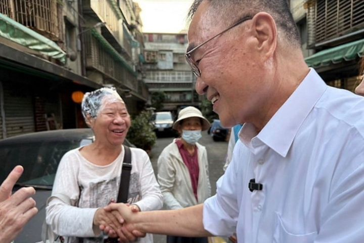 染髮半途衝出來喊「川伯凍蒜」　李四川合體侯友宜掃街　拚「做事連線」