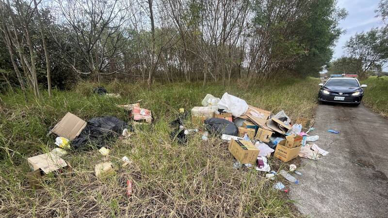  苗栗的朝陽自然運動公園被發現遭人惡意傾倒營建廢棄物，警方透過監視器迅速將人查緝到案，並依廢棄物處理法移送法辦。圖／警方提供