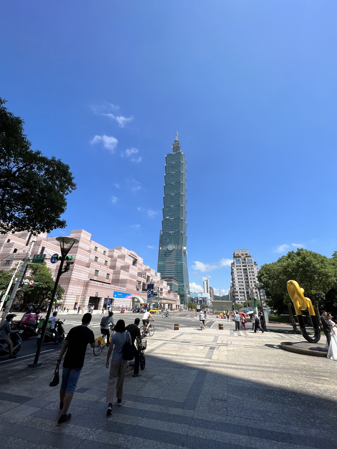 瑞士洛桑管理學院（IMD）公布「2024年IMD世界競爭力年報」，台灣今年下滑跌至第八名。圖為台北101大樓周遭。圖/讀者提供