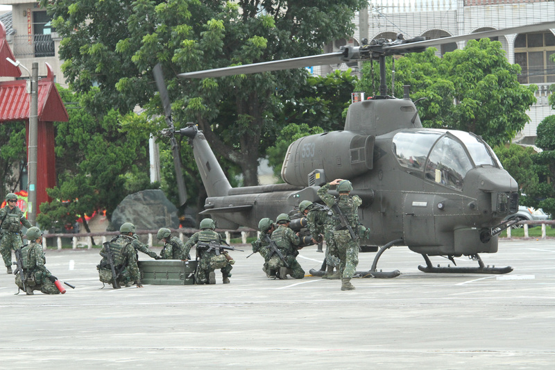 國軍漢光演習23日在新北市華翠橋演練橋樑阻絕、封鎖及檢管，憲兵於掩體後警戒待命。圖/中央社