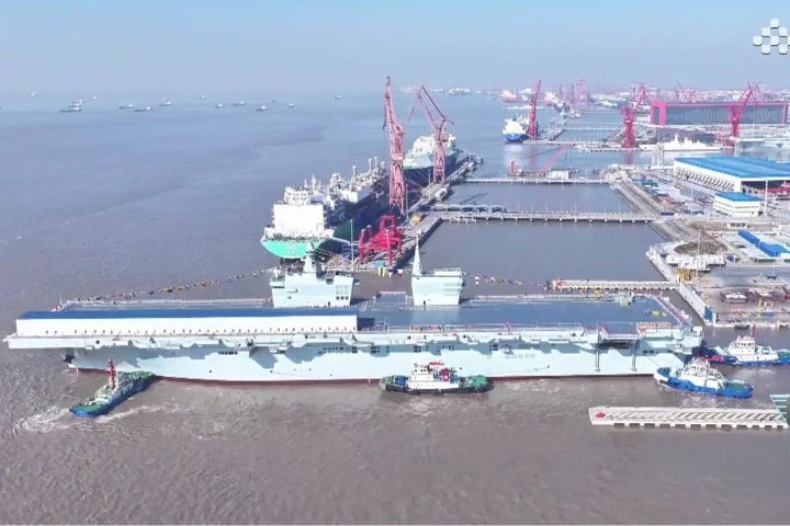 四川艦的施工棚已拆除，全通平直甲板上設置一條100公尺長前衛的電磁彈射軌道。圖/取自央視