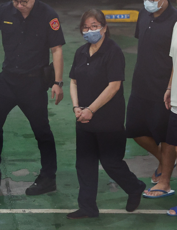 圖為國民黨台北市黨部主委黃呂錦茹17日還押看守所的畫面。圖/中央社