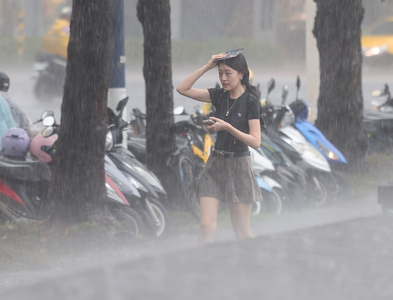 中央氣象署今（23日）針對5縣市發布大雷雨即時警報。圖/中央社