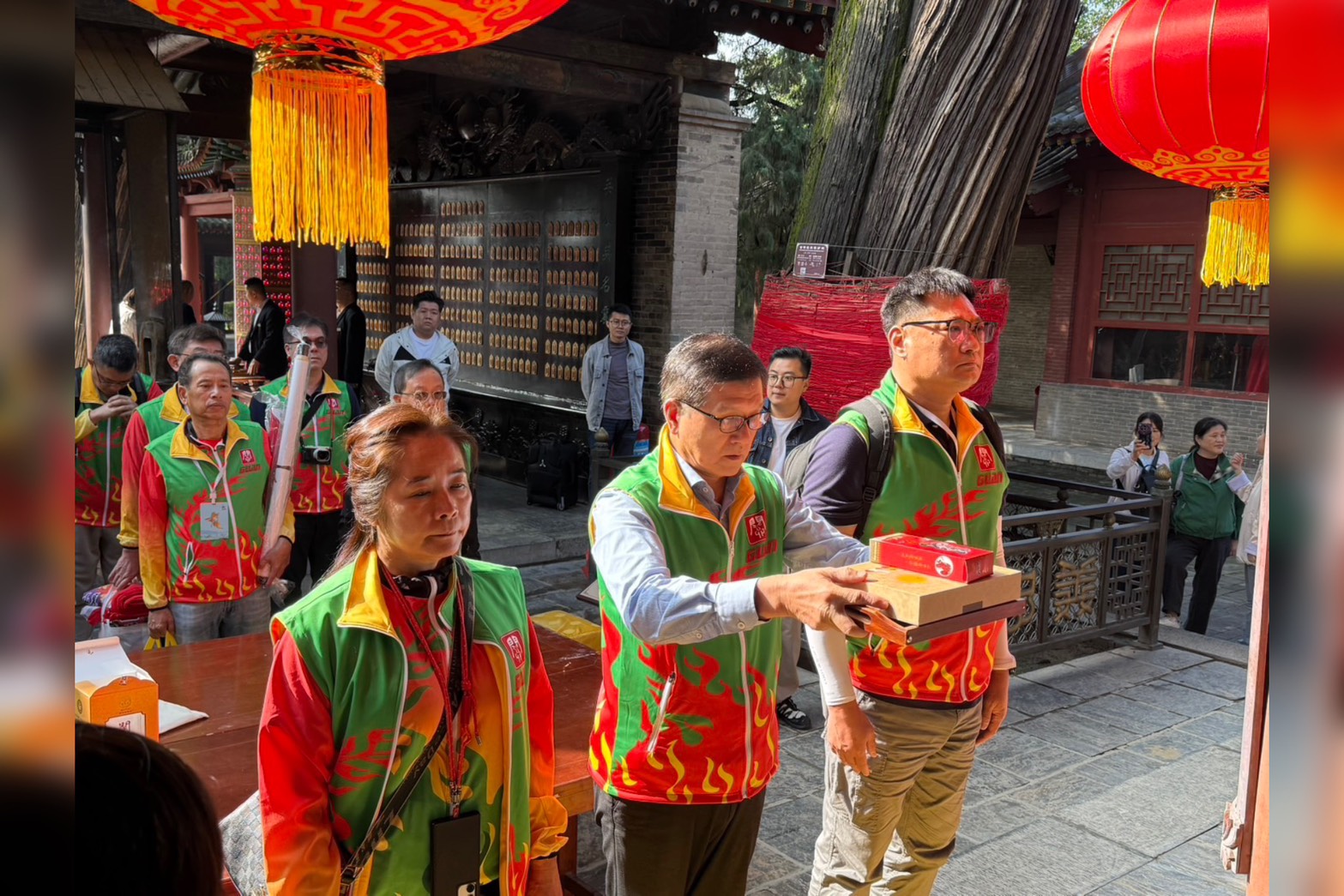 游同人理事長（右二）率團眾，於關公家廟關公神尊前致三獻禮。圖/記者張蔭泉攝