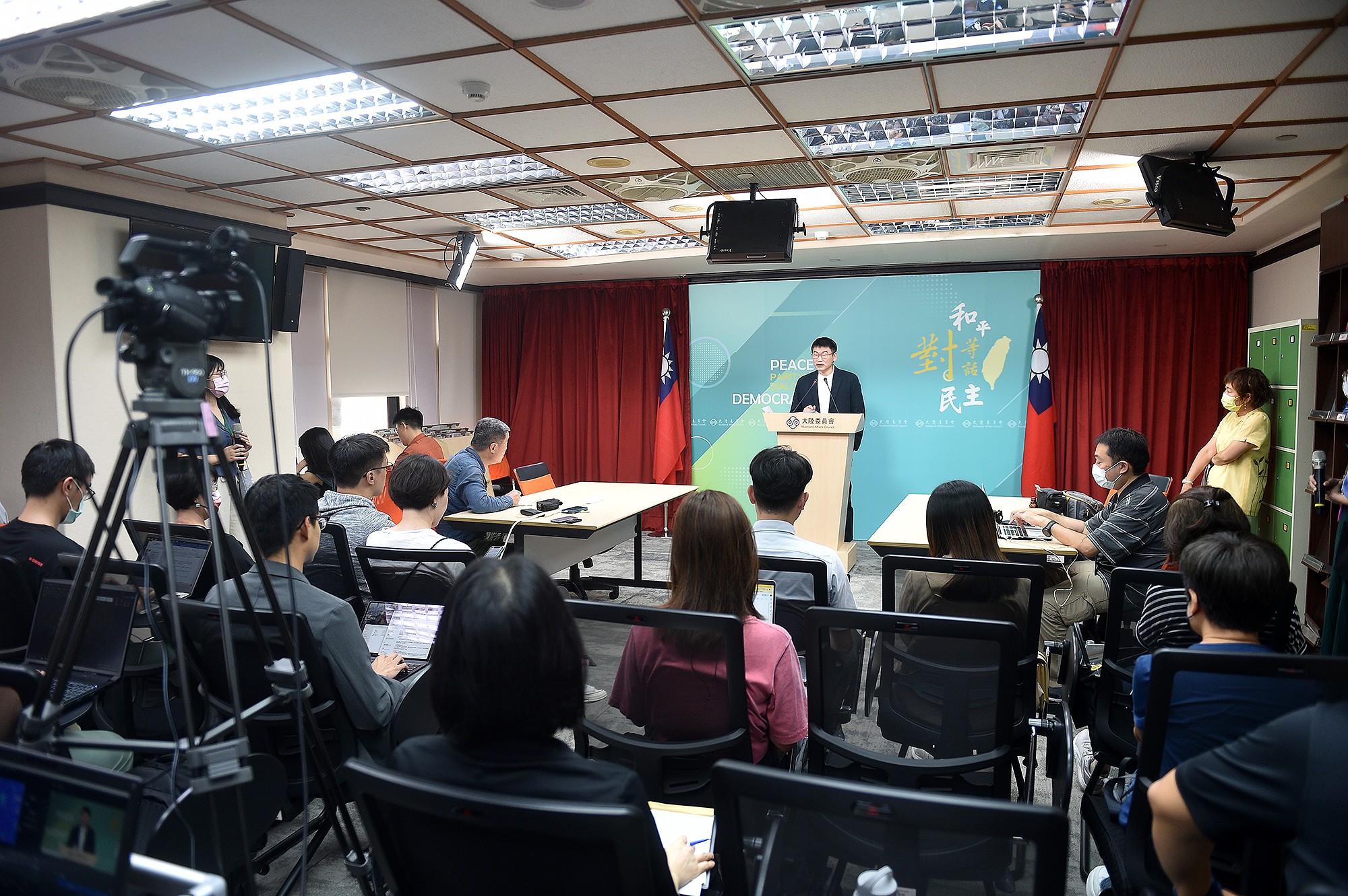 池淺王八多 記者不去監督政府 卻跑來監督記者