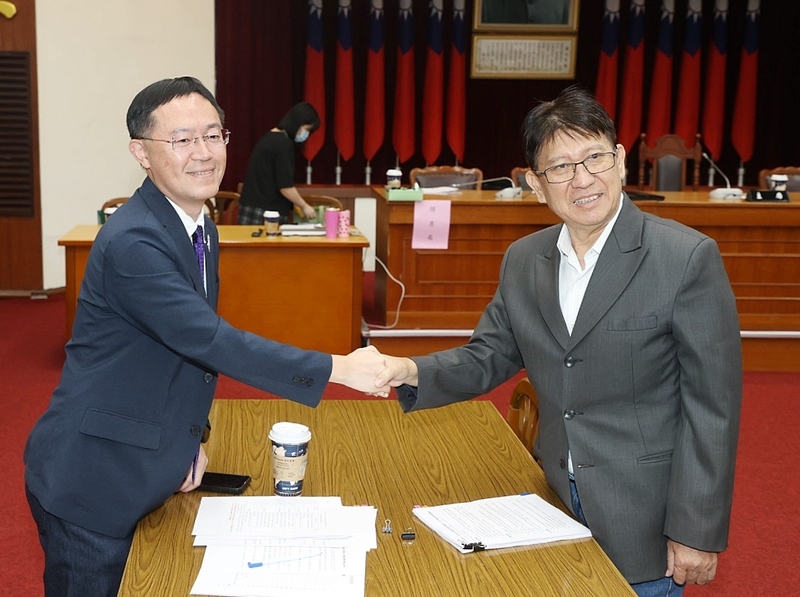 立法院1日選舉8個常設委員會召委，財政委員會推舉民進黨立委李坤城（左）、國民黨立委林思銘（右）擔任召委。圖/中央社