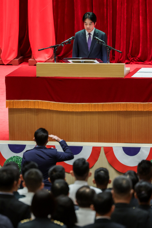 總統賴清德（後中）2日至國防部出席「114年軍人節暨全民國防教育日表揚大會」，呼籲全民團結一致，成為國軍最堅實的後盾，但卻絕口不提「抗戰80年」。圖／中央社