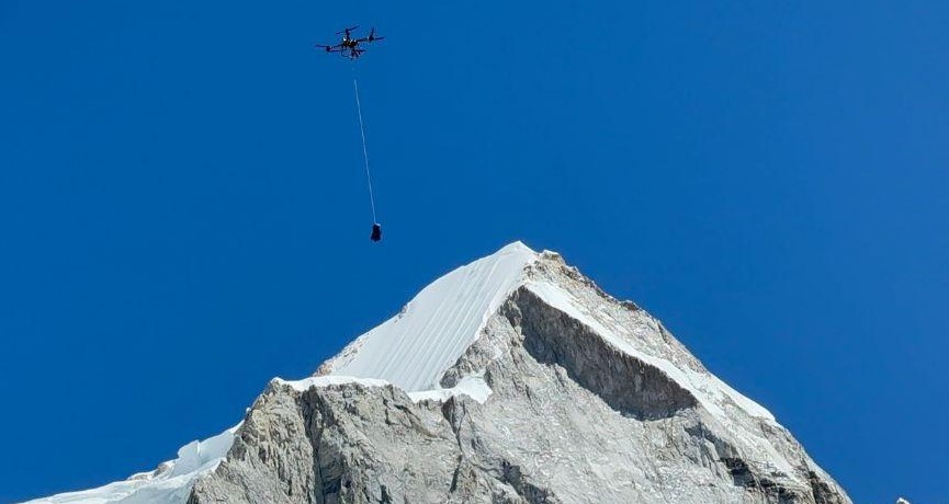  深圳大疆的無人機近月在珠穆朗瑪峰尼泊爾一側完成首次民用無人機運送物資。圖/取自新華社