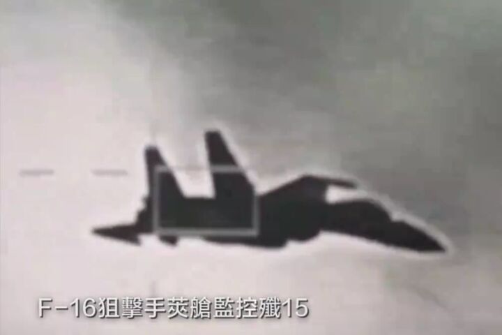 因應中共軍演，我國防部釋出F-16戰機掛載狙擊手莢艙標定中共遼寧艦載「殲-15」的畫面。圖/取自軍聞社X