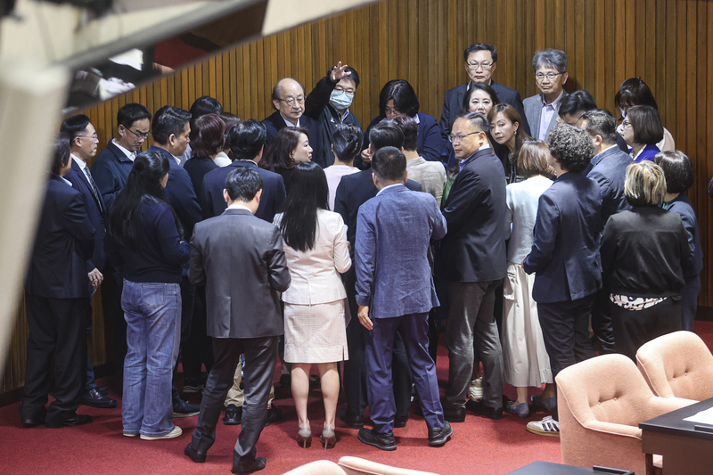 立法院會12日下午針對總預算、財劃法修法覆議案記名投票表決，民進黨立委投票前在議場邊齊聚開會討論。圖/中央社