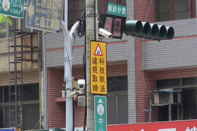 台南市警察局在10處路口新增科技執法設備，加強取締車輛行經路口不停讓行人、車輛不依車道行駛等違規情形。圖/中央社