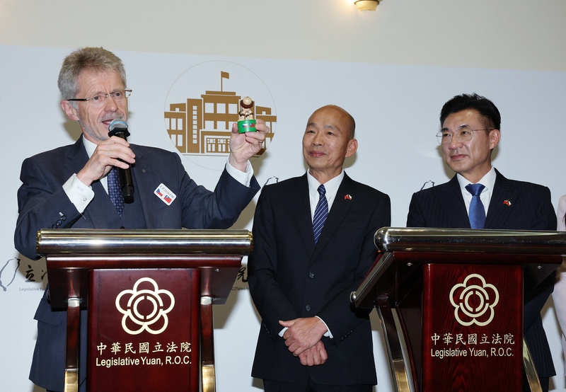 捷克參議院議長韋德齊(Miloš Vystrčil)(左)1日再度率團訪問台灣,立法院正副院長韓國瑜(中)、江啟臣(右)皆親自迎接。圖/中央社