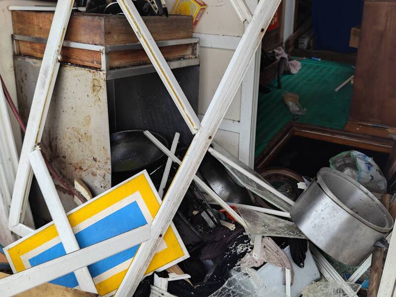 瓦斯氣爆使漁船多處毀損，炊事用的器皿全部傾覆在地。圖/中央社